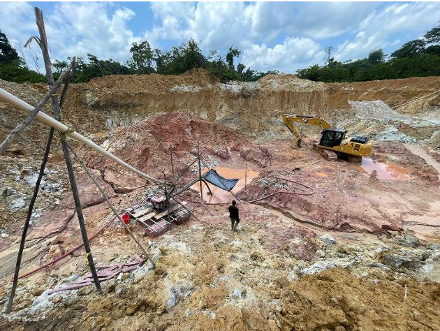 Active artisanal workings recovering gold from alluvial and saprolite sources